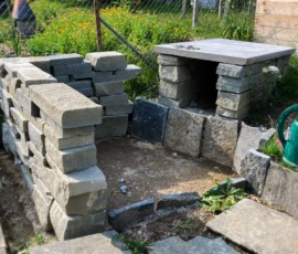 Upcycling im Gartenbau: Sehen Sie, wie aus edlem Naturstein-Recycling das solide Fundament für einen einzigartigen Pizzaofen entsteht. Wir verbinden nachhaltige Materialverwendung mit langlebigem Handwerk.