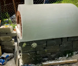 Handwerk trifft Lebensqualität: Erleben Sie die Vollendung eines einzigartigen Gartenprojekts. Vom Sockel aus recycelten Natursteinen bis zur sauber verputzten Kuppel schaffen wir individuelle Begegnungsorte für gesellige Stunden im Freien.